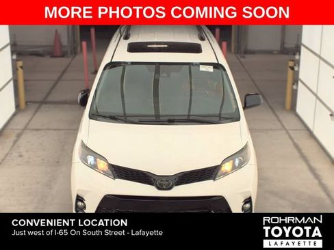 Used 2020 Toyota Sienna SE Premium w/ Nightshade Edition FWD image 2