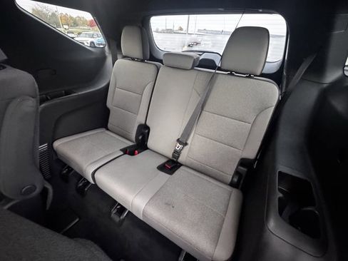 Used 2025 Chevrolet Traverse LT image 8