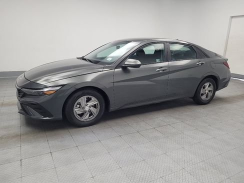 Used 2025 Hyundai Elantra SE FWD image 2