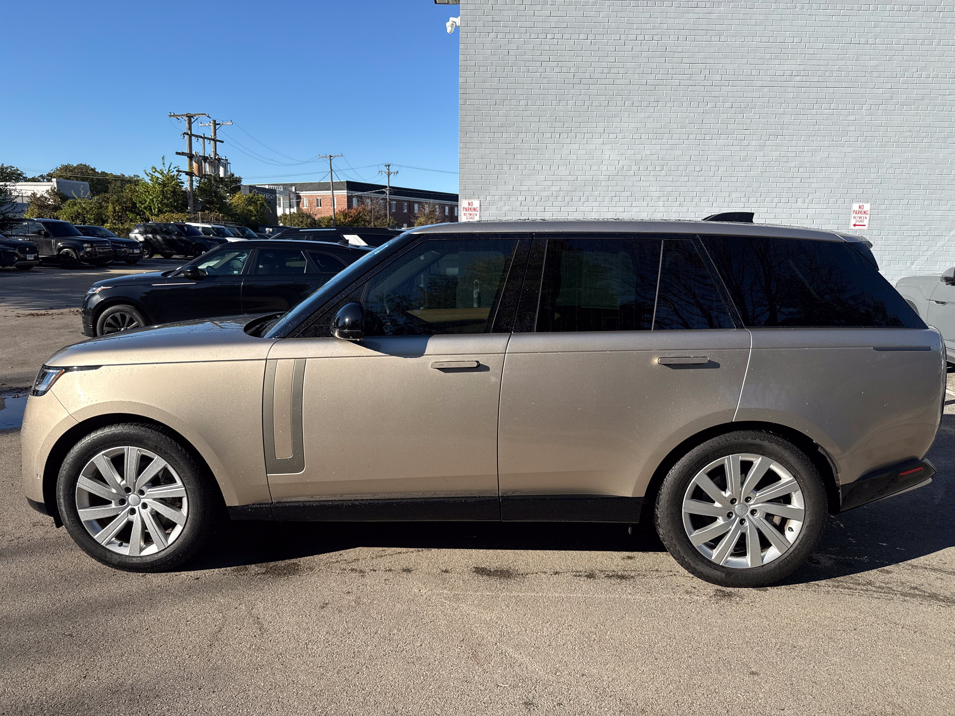 Used 2024 Land Rover Range Rover SE AWD/4WD image 2