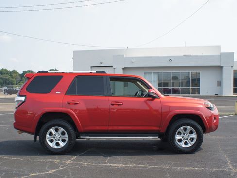 Used 2020 Toyota 4Runner SR5 AWD/4WD image 19