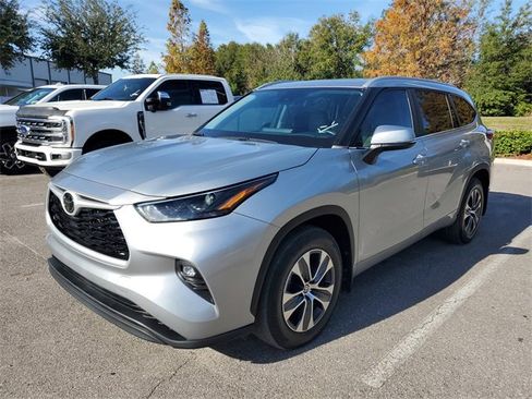 Used 2023 Toyota Highlander XLE image 2