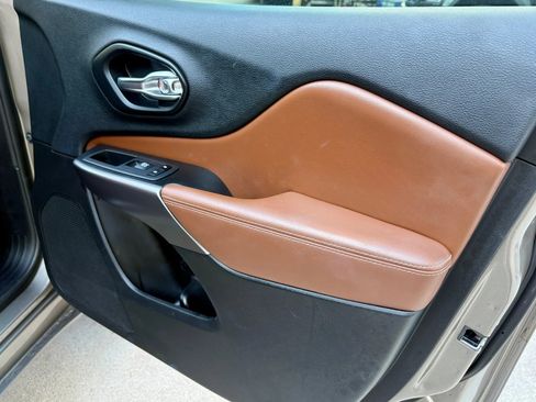 Used 2019 Jeep Cherokee Overland w/ Technology Group image 14