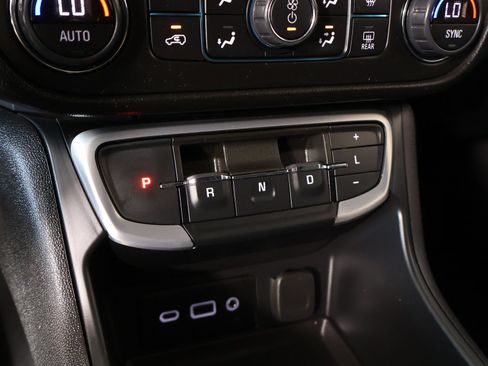 Used 2024 GMC Terrain SLE w/ Driver Convenience Package FWD image 8