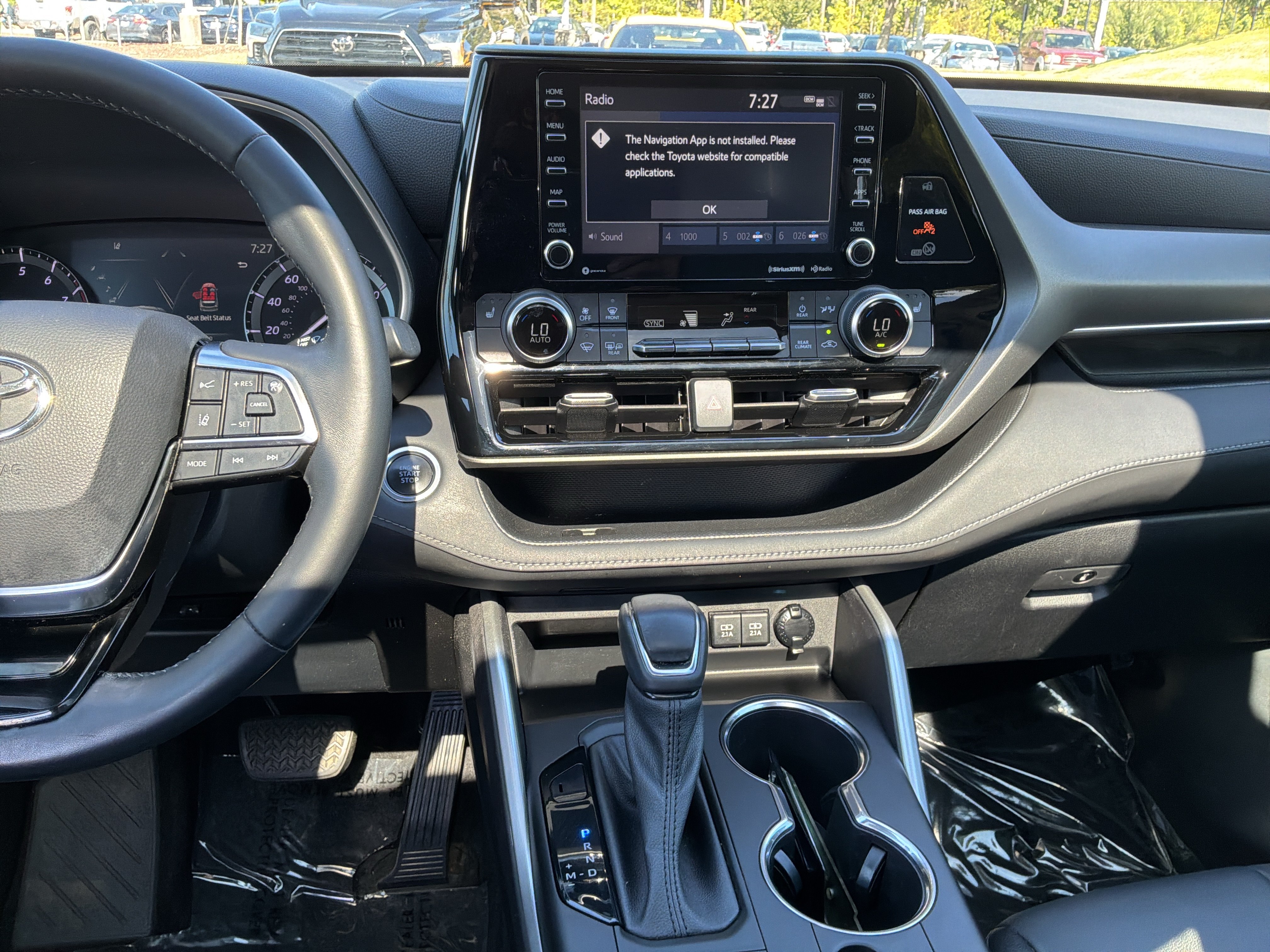 Used 2021 Toyota Highlander XLE AWD/4WD image 30