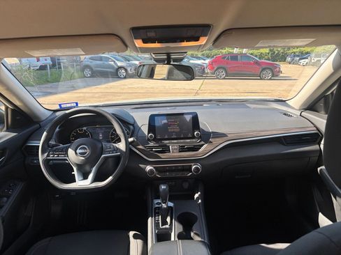Used 2025 Nissan Altima 2.5 SV FWD image 33