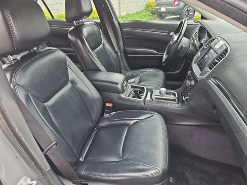 Used 2017 Chrysler 300 Limited image 9