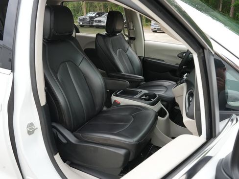 Used 2023 Chrysler Pacifica Touring-L FWD image 24