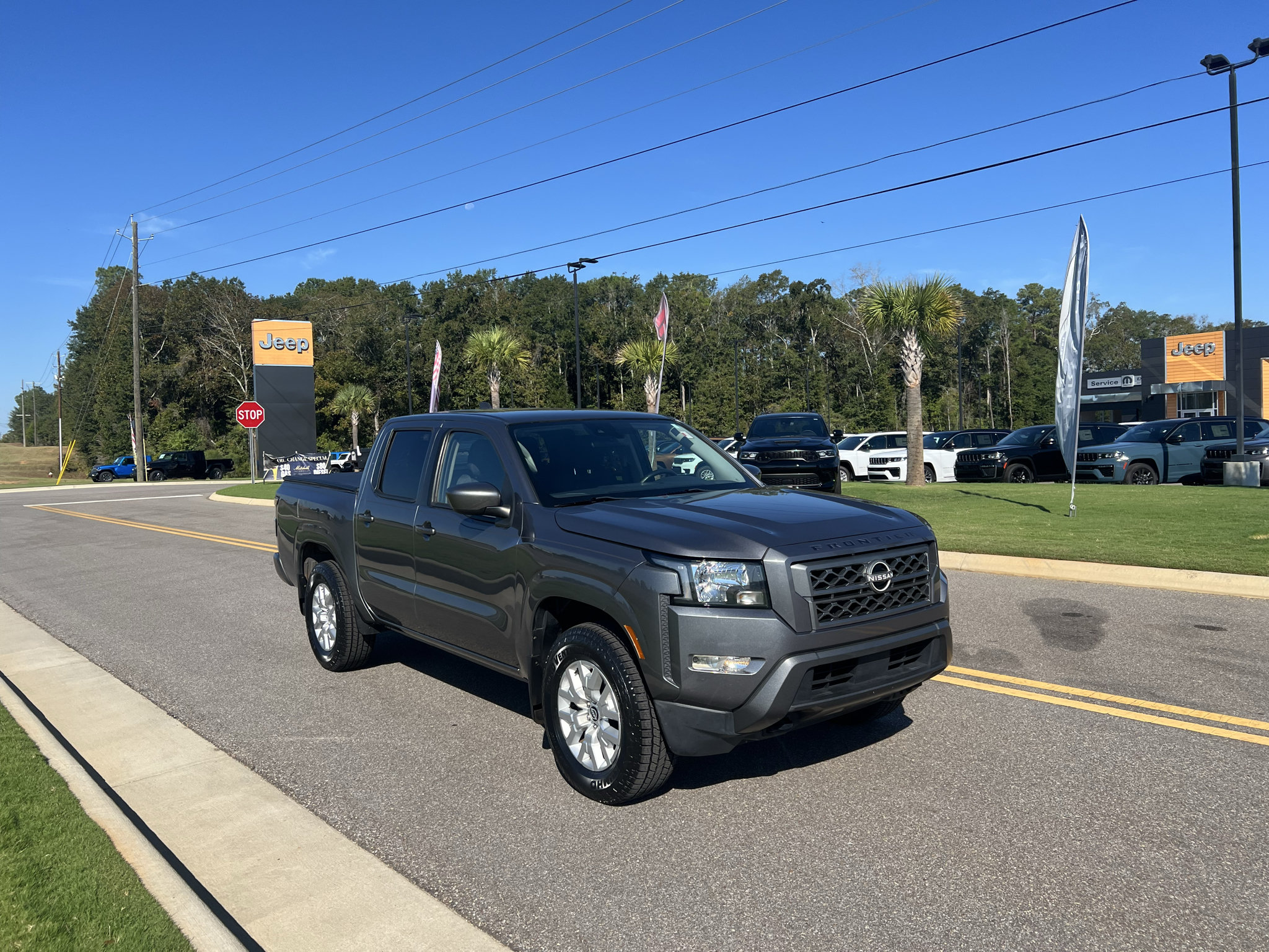 Used 2022 Nissan Frontier SV AWD/4WD image 1