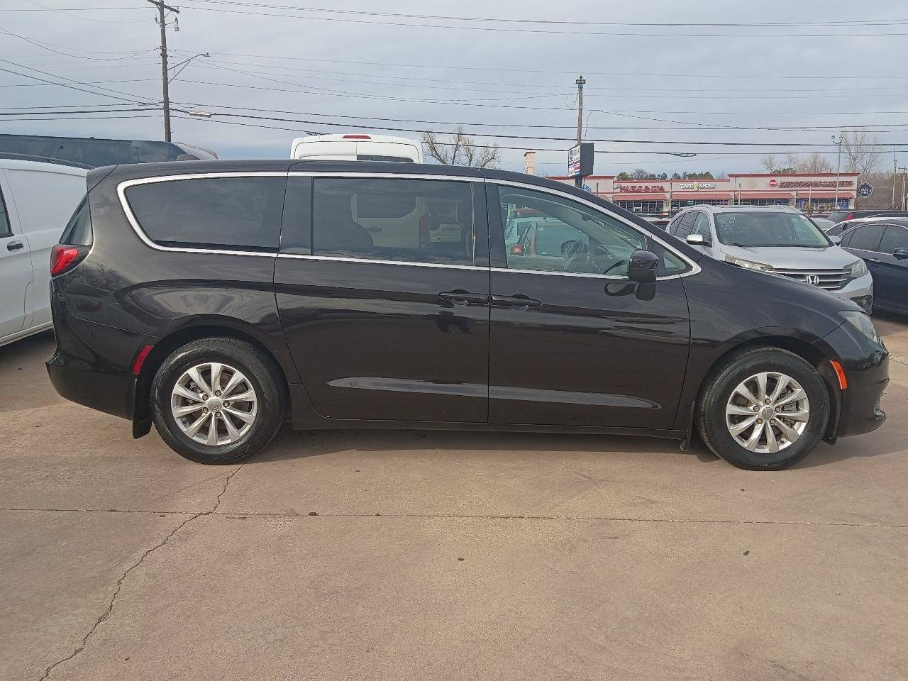 Used 2017 Chrysler Pacifica Touring w/ Tire & Wheel Group FWD image 4