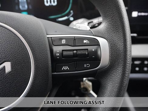 Used 2023 Kia Sportage LX image 3