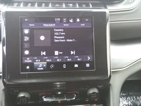 Used 2023 Jeep Grand Cherokee Laredo image 24