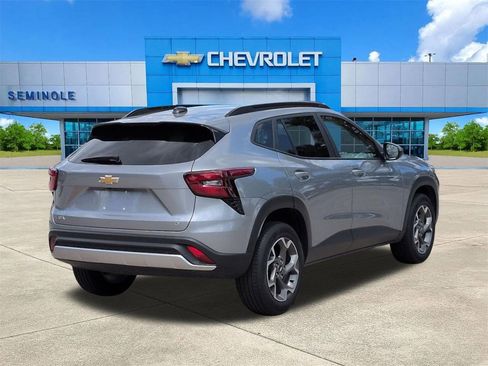 Used 2024 Chevrolet Trax LT w/ Driver Confidence Package FWD image 4
