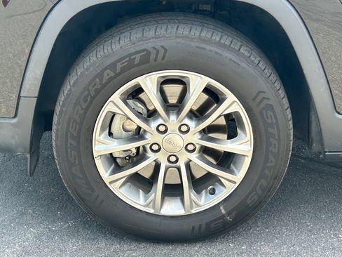 Used 2019 Jeep Cherokee Latitude Plus w/ Comfort/Convenience Group AWD/4WD image 13