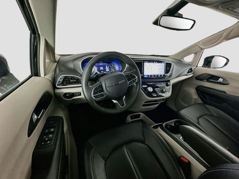 Used 2024 Chrysler Pacifica Touring-L FWD image 18
