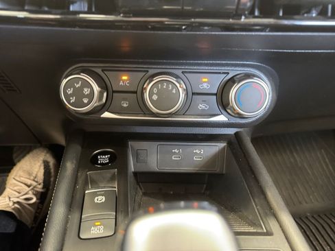 Used 2025 Nissan Kicks SV AWD/4WD image 29