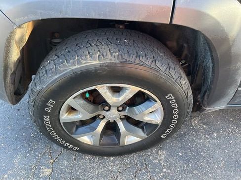Used 2019 Jeep Cherokee Trailhawk AWD/4WD image 10