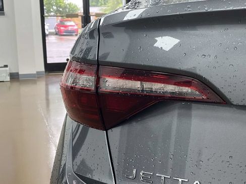 Used 2024 Volkswagen Jetta SE FWD image 10