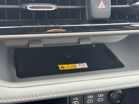 Used 2023 Toyota Highlander XLE AWD/4WD image 29