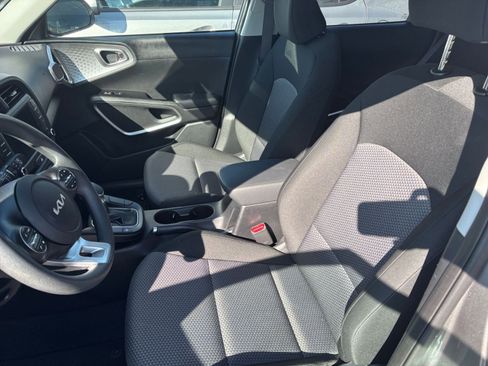 Used 2025 Kia Soul LX w/ LX Technology Package FWD image 22