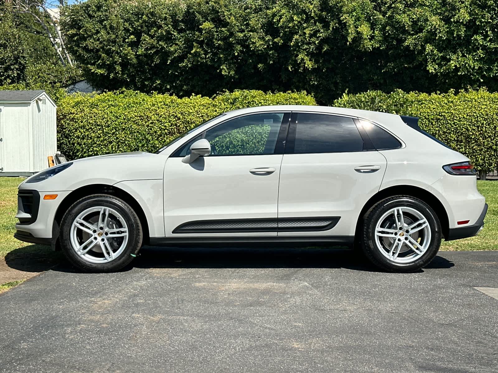 Certified 2025 Porsche Macan AWD/4WD image 2