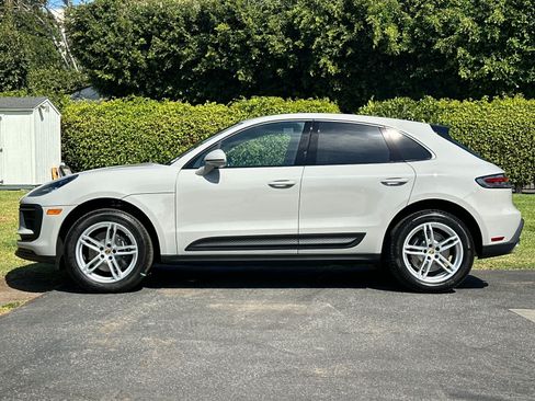 Certified 2025 Porsche Macan AWD/4WD image 2