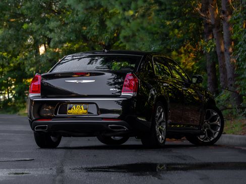 Used 2016 Chrysler 300 C Platinum RWD image 4