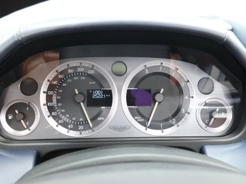 Used 2014 Aston Martin V8 Vantage Roadster image 25