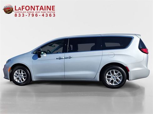 Used 2024 Chrysler Pacifica Touring-L image 4