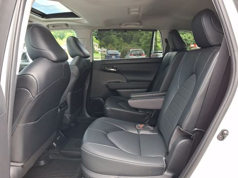Certified 2022 Toyota Highlander XLE AWD/4WD image 12