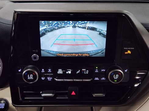 Used 2023 Toyota Highlander XLE FWD image 39