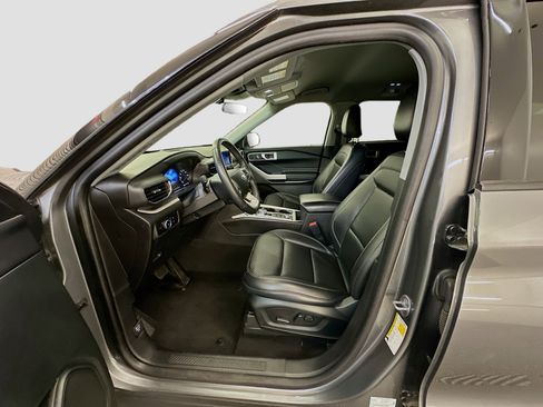 Used 2024 Ford Explorer XLT w/ Equipment Group 202A image 13