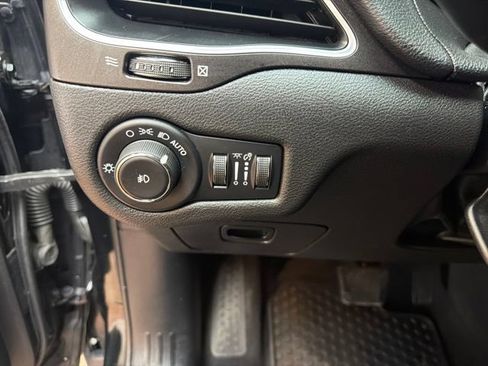 Used 2020 Jeep Cherokee Trailhawk AWD/4WD image 23