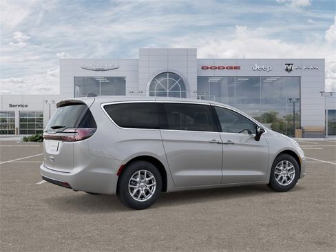 New 2026 Chrysler Pacifica Select image 4