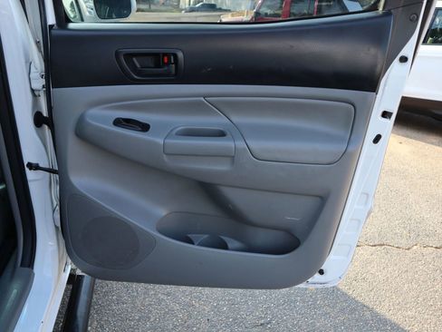 Used 2014 Toyota Tacoma PreRunner w/ SR5 Package image 17