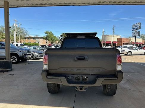 Used 2017 Toyota Tacoma TRD Off-Road image 6