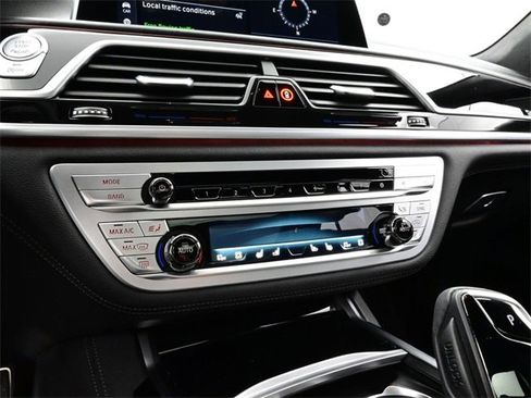 Used 2022 BMW 750i xDrive w/ Autobahn Package image 11