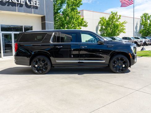 New 2026 GMC Yukon XL Denali w/ Denali Reserve Package AWD/4WD image 8