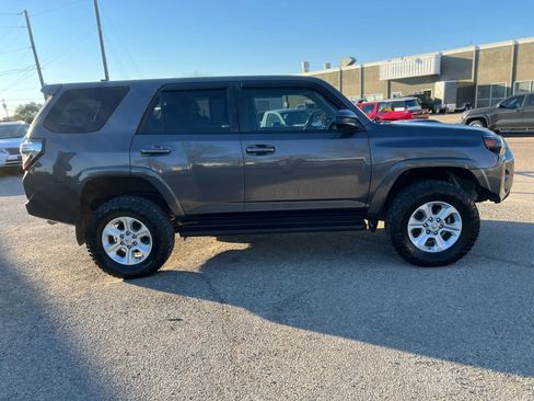 Used 2017 Toyota 4Runner SR5 AWD/4WD image 8