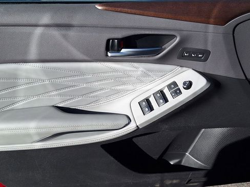 Used 2019 Toyota Avalon Limited image 9