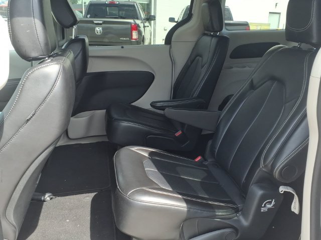 Used 2024 Chrysler Pacifica Touring-L FWD image 14