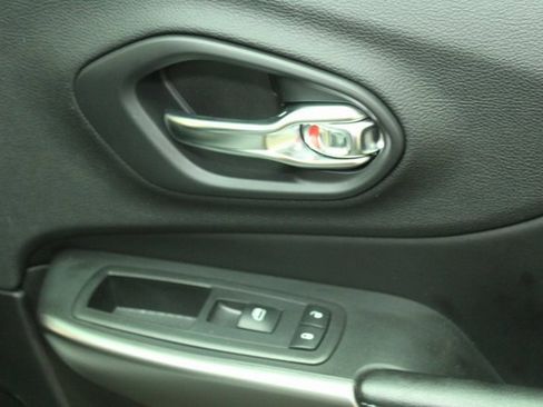 Used 2019 Jeep Cherokee Sport image 9