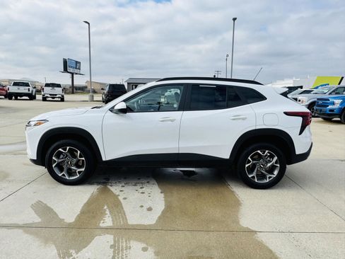 Used 2025 Chevrolet Trax LT w/ LT Convenience Package image 32