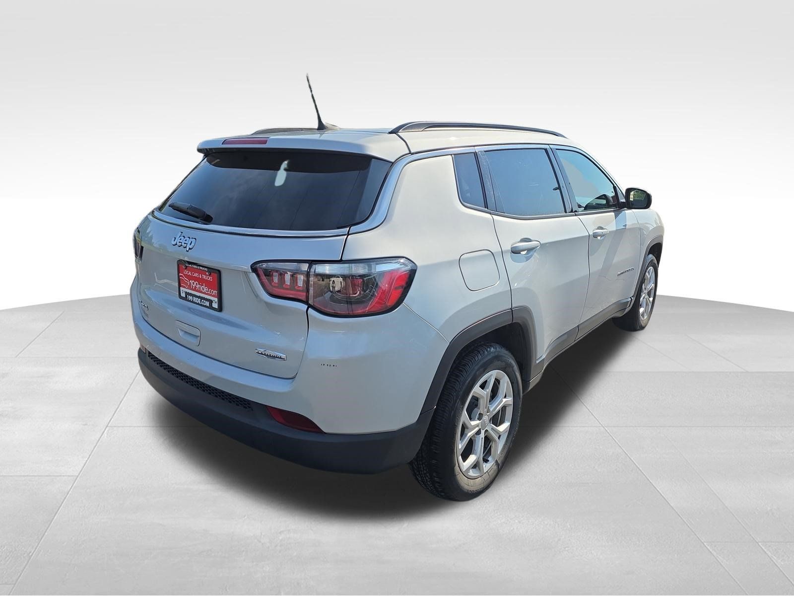 Used 2024 Jeep Compass Latitude AWD/4WD image 5