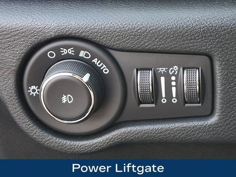 Used 2025 Chrysler Pacifica Premium FWD image 9