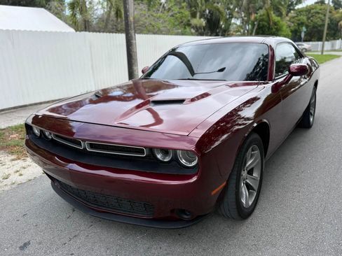 Used 2019 Dodge Challenger SXT RWD image 5