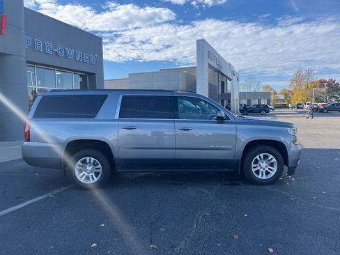 Used 2018 Chevrolet Suburban LT image 3