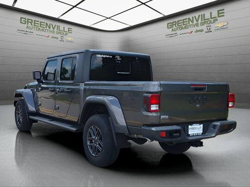 Used 2024 Jeep Gladiator Sport AWD/4WD image 3