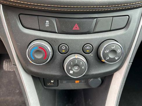 Certified 2022 Chevrolet Trax LT w/ LT Convenience Package image 31