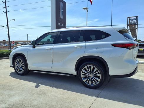Used 2021 Toyota Highlander Platinum FWD image 8